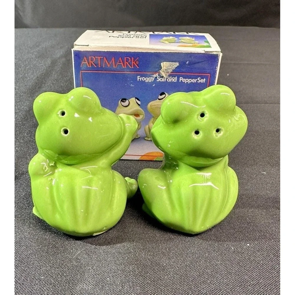 Vintage Artmark Froggy Salt And Pepper Shakers Frog Made in Taiwan 1986